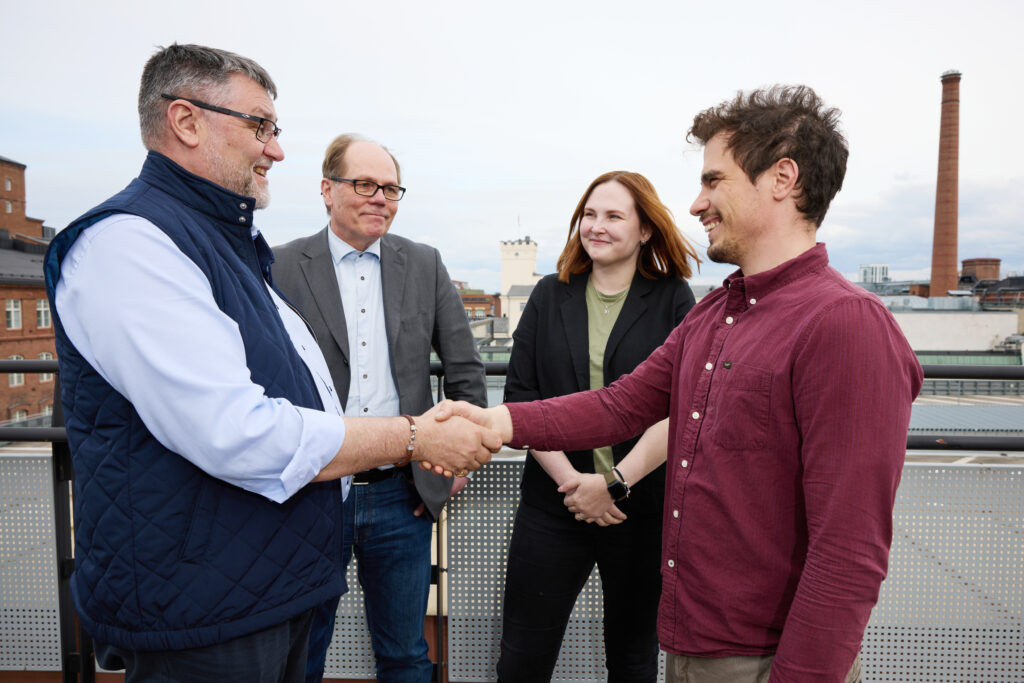 Hiekka-akkupilotin sopimuksen allekirjoitus. Kuvassa Power Night Energyn ja Valkeakosken Energian edustajat.